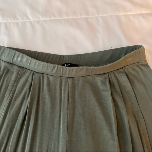 Lulu’s sage green flyaway style pants, high waist, jersey material, size M - Picture 4 of 5